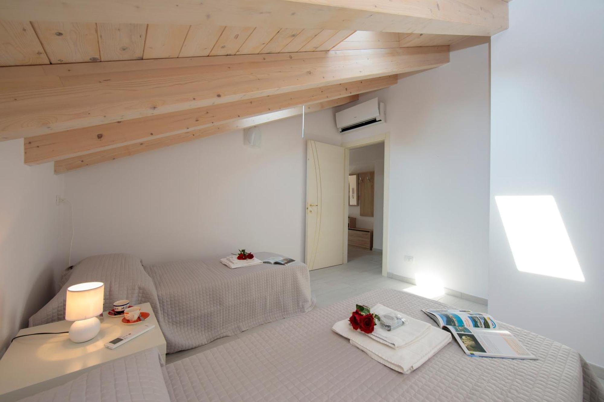 Silver Lake Apartment - Happy Rentals Angera Exterior photo