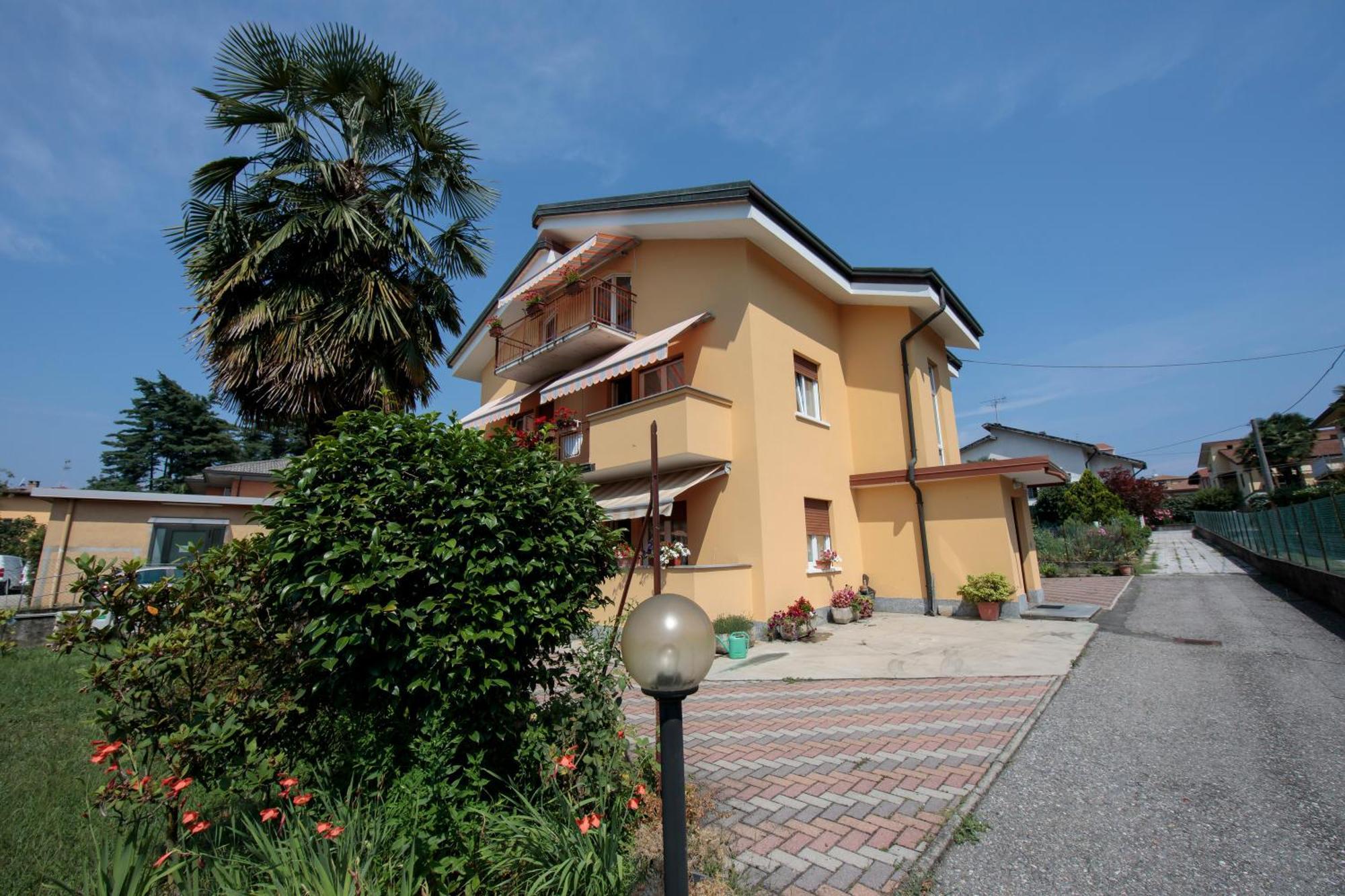 Silver Lake Apartment - Happy Rentals Angera Exterior photo