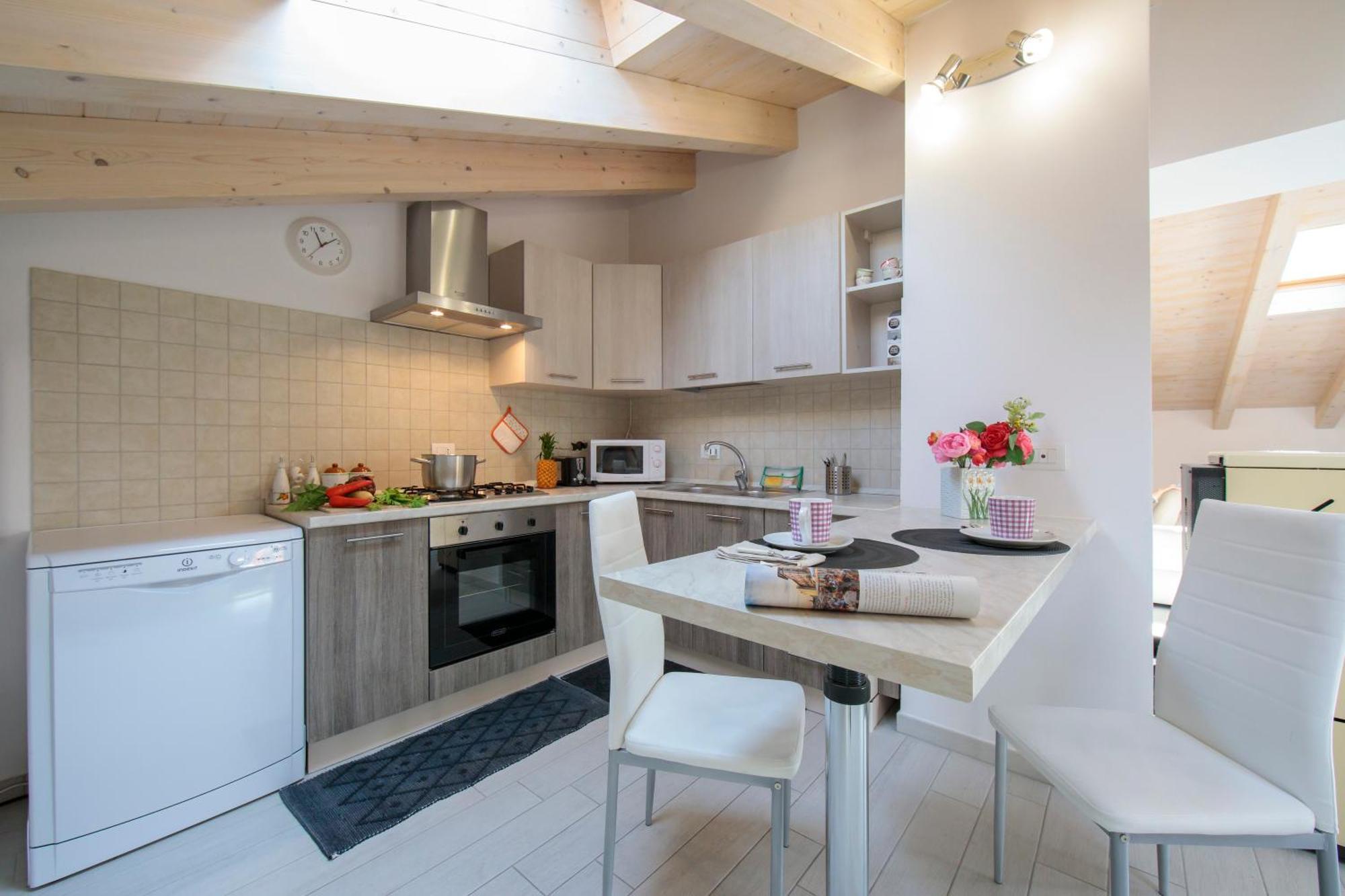 Silver Lake Apartment - Happy Rentals Angera Exterior photo